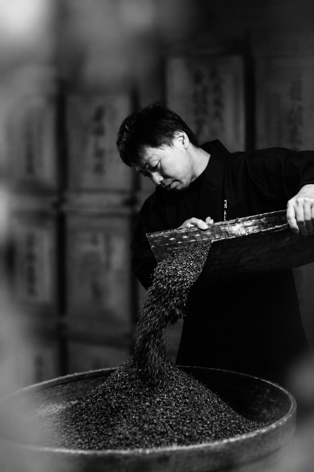 Hiroshi Kobayashi pouring tea leaves